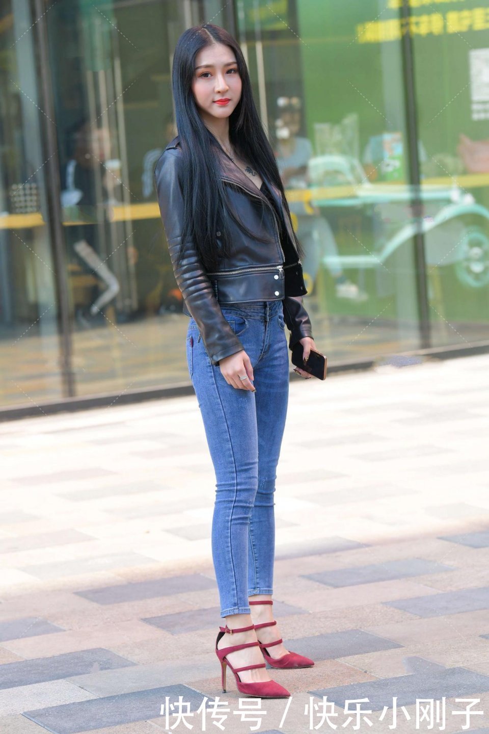 黑色短款皮衣,搭配牛仔裤,显高又显瘦,打造时尚高级范儿