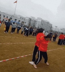 |搞笑GIF：赶紧拿纸给媳妇擦擦手啊，一点眼力都没有