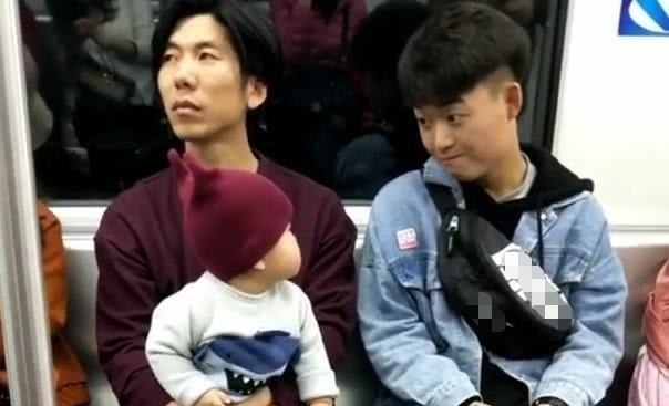 宝妈|“痴情宝宝”地铁上撩小哥哥火了,奶爸:看啥呢?爹在这呢!