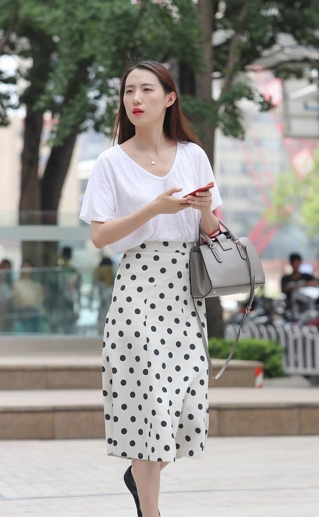 减龄美丽的连衣裙装扮尽显优美曲线，时尚气息扑面而来，温柔浪漫