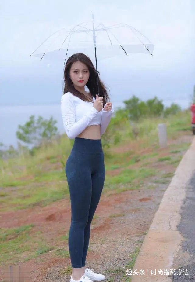 运动装 紧身运动裤搭配白色T恤,让小姐姐元气满满,少女感十足