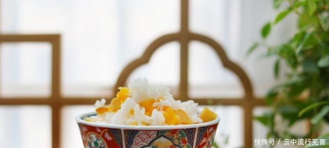 米饭我们经常吃,加上一点红薯,吃的更加健康营养