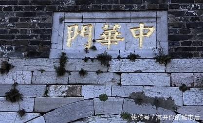 中国最牛的一道大门,只容三种人通过,任何官员路过都得下马跪拜