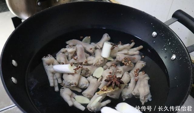 鸡爪最美味的吃法,香辣美味,嚼劲十足,好吃到停不下来