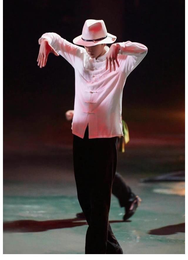 王一博氛围感大片,背影满满故事感,绅士风格出圈