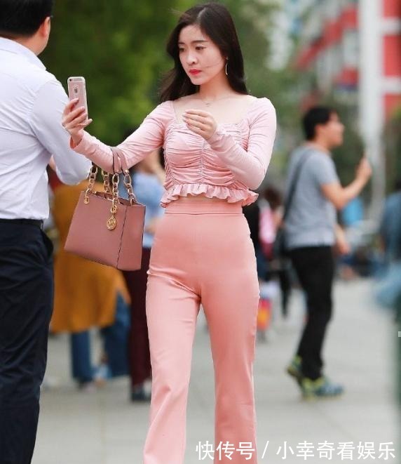 打底裤|胖胖的女孩,身穿长袖T-恤搭配黑色皮裙,也可以时尚有魅力