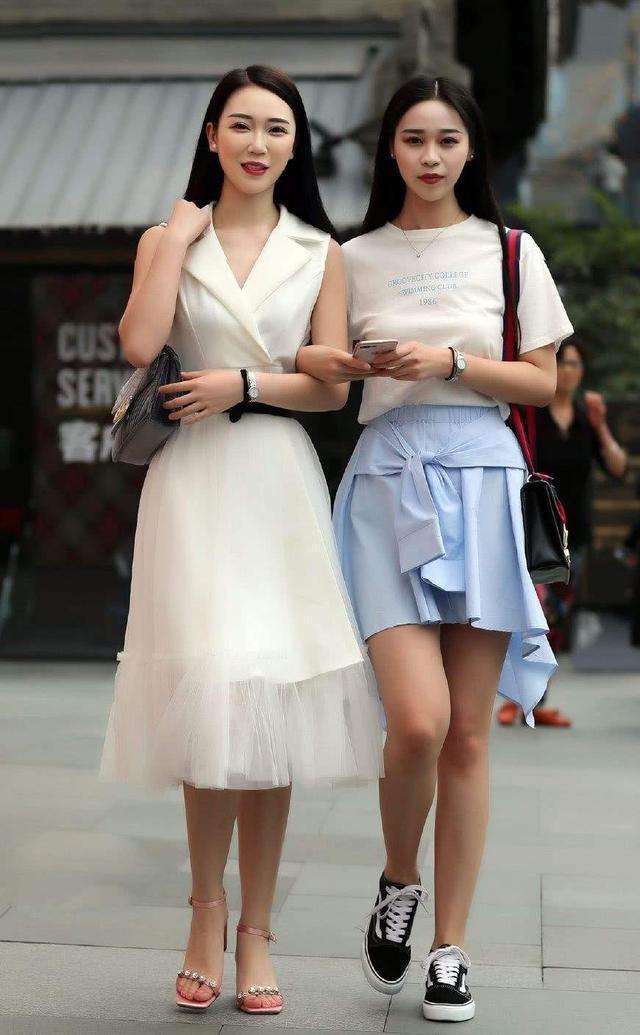 街拍两位穿搭时尚新潮的小姐姐,肌肤如玉,尊贵优雅显大气