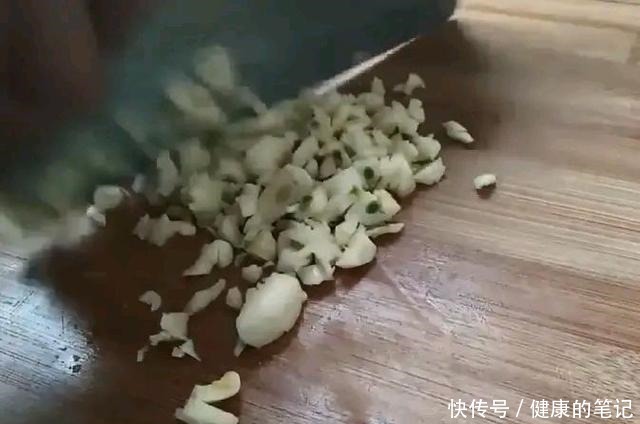 拿肉都不换的鱼香茄子做法，制作简单明了，看着就很香！