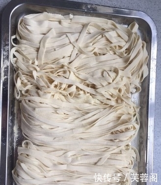 手擀面一煮就断?原来是这两步出错了,教你正确做法,劲道爽滑