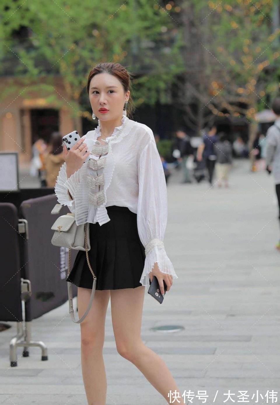 前卫感|美女街拍:满满浪漫风情的少妇,减龄同时还显得优雅浪漫,好想给她买杯奶茶