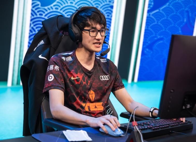 双标|WE微笑“双标”引发争议，LPL、G2可以亮图标，DWG不能亮？
