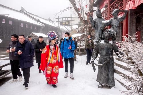 老年|景区《抛球选婿》：被绣球砸中小伙拜天地时一脸不高兴，腰都不弯