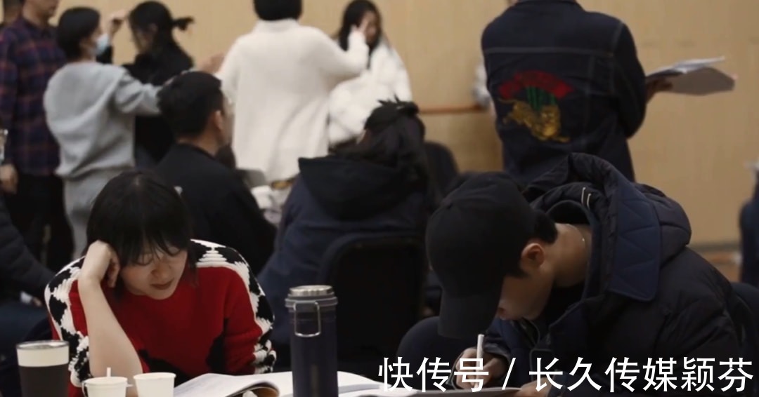 肖战|肖战话剧纪录片曝光，无实物表演吃东西被辣到，素颜出镜无包袱