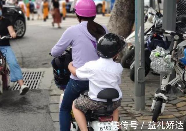 孩子|宝爸首次接娃走红,老师满脸戒备,爸爸急出汗:我真是他爹