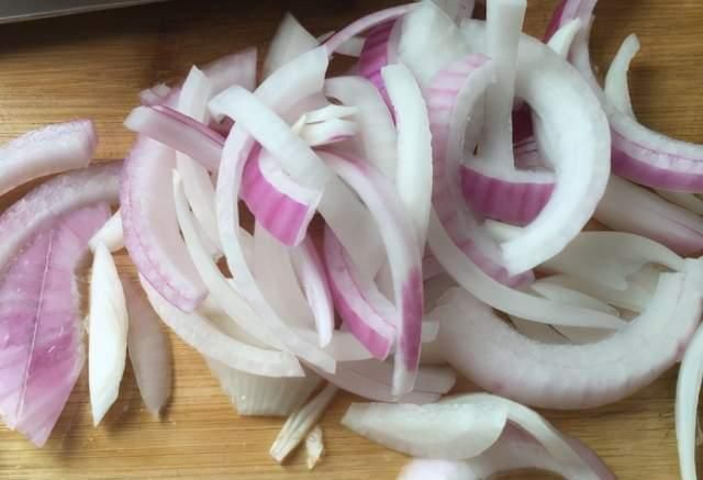 炒牛肉时，最忌放料酒和盐，大厨教我1招，牛肉软嫩多汁不柴