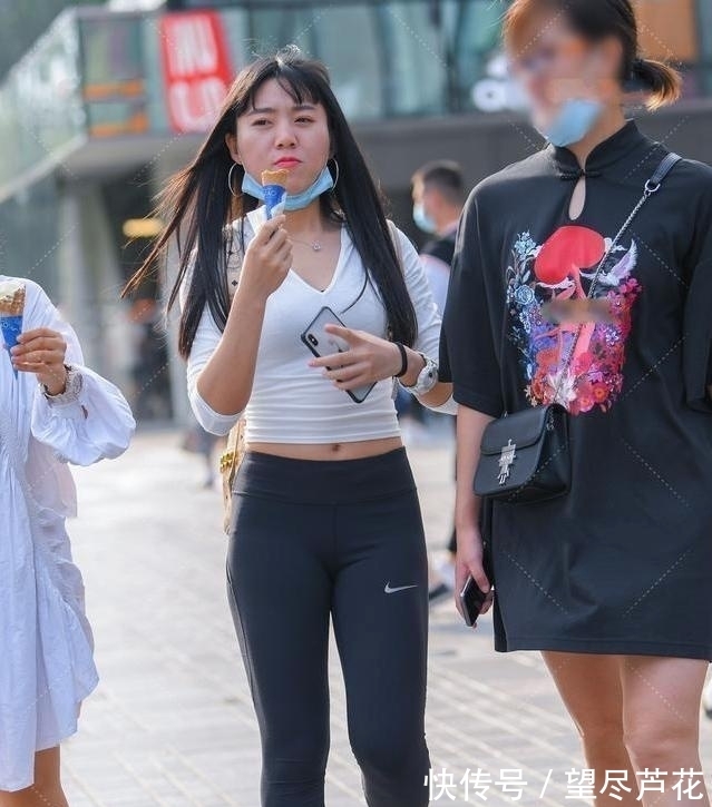 小姐姐 穿着一身瑜伽裤的小姐姐,轻盈舒适又大方,令人难忘