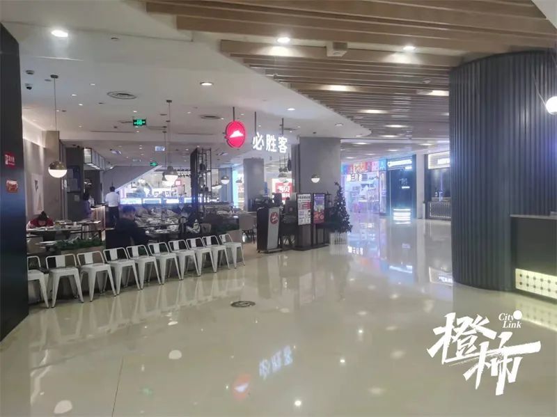 杭州多例病例与棋牌室、饭店包厢有关！密闭空间，请坚持戴好口罩|橙柿直击：嘉里中心和湖滨银泰in77，多家网红餐厅已停业 | 病例