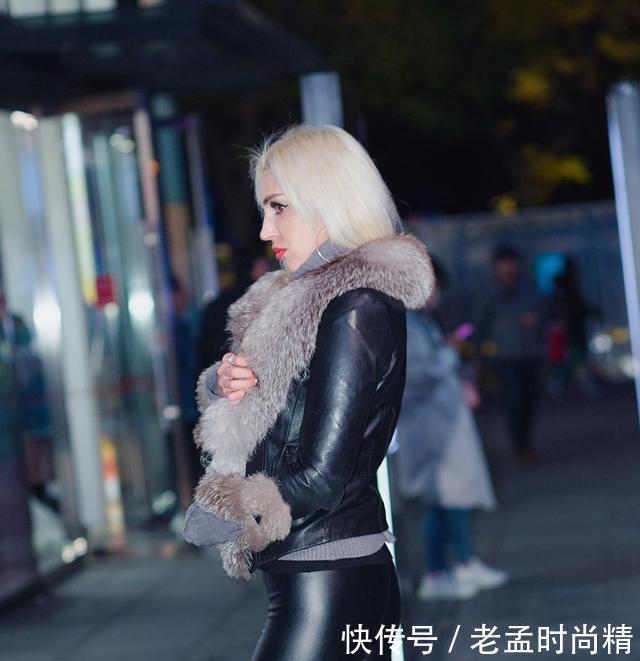 穿黑皮裤的金发美女, 五官立体, 好似芭比娃娃真好看