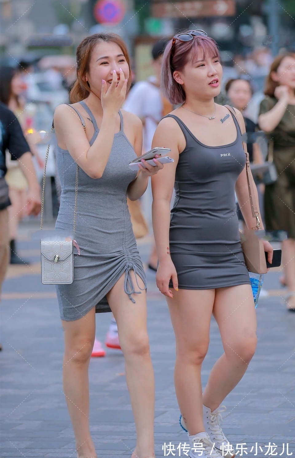 小姐姐|走在成都的街头,微胖型的小姐姐,时尚的穿搭,看上去很可爱