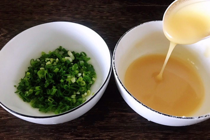 葱油饼最地道的做法，外皮酥掉渣又多层，步骤简单详细易上手