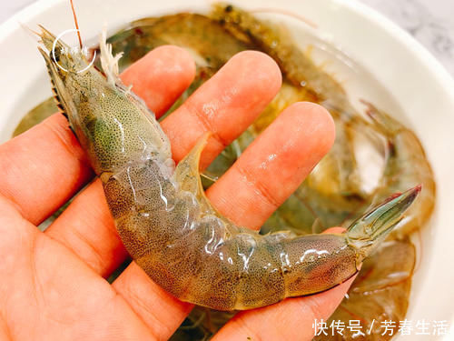 吃虾时，到底要不要先去虾线？原来一直做错了，难怪虾不香又不嫩