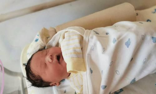 父母|为何宝宝在出生后都要被报几斤几两医生可能不会说,父母别忽视