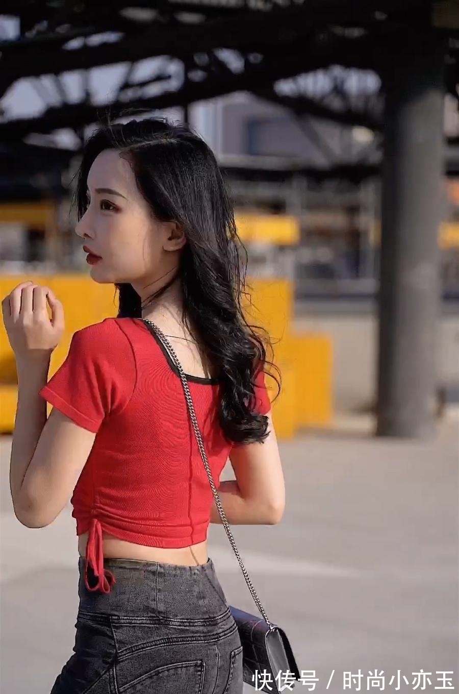 a724 姐姐就是美得自然,穿红色上衣配牛仔裤,我给100个赞