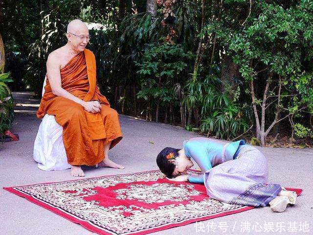 诗妮娜一下车立马跪趴在水泥地不疼吗?比苏提达更卑微,曲线绝了