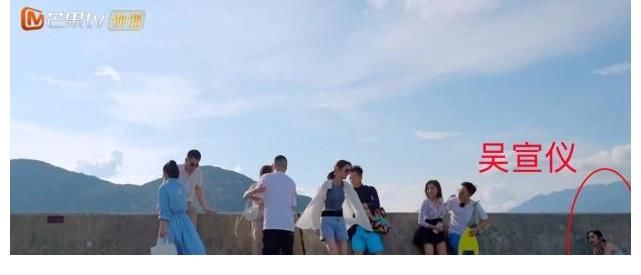 邹凯|妻子团沙滩玩游戏，蒋勤勤秦海璐长裙保守，吴宣仪露背吊带惹争议