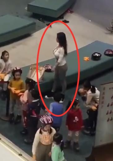 幼儿园|爸爸一反常态每天抢着接送孩子，宝妈知道真相，有想打自己老公的冲动！