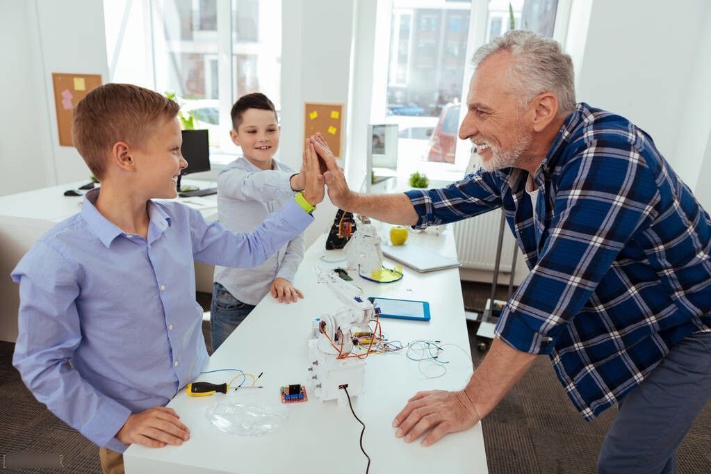 成年人|如何让孩子放下手机电脑,主动去学习,父母需要先知道的三个问题