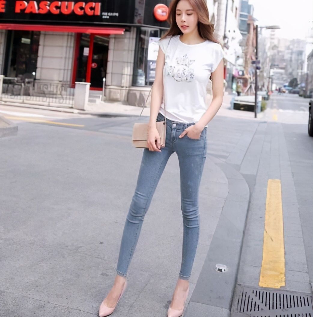 牛仔裤|美女街拍：独特魅力的紧身牛仔裤小姐姐，低调又不失时尚感