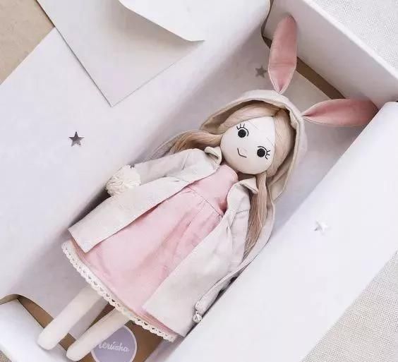 自制玩具熟练的妈妈用碎布给女儿做豪华的换装娃娃