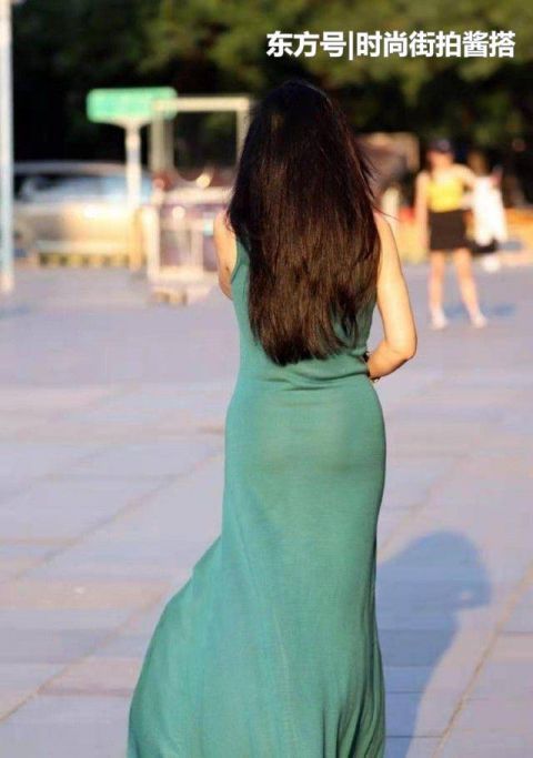 30岁+女人这样穿很抢眼蓝绿色连衣裙+高跟短靴