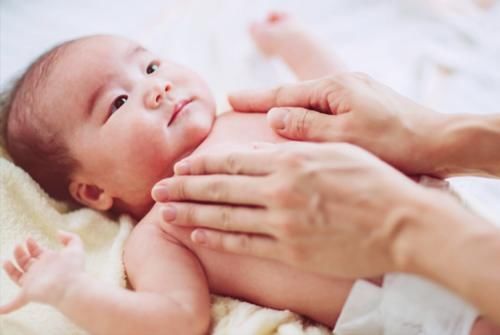 大脑|宝宝太难哄睡?家长不妨多给孩子抚摸3个部位,娃睡得香更聪明