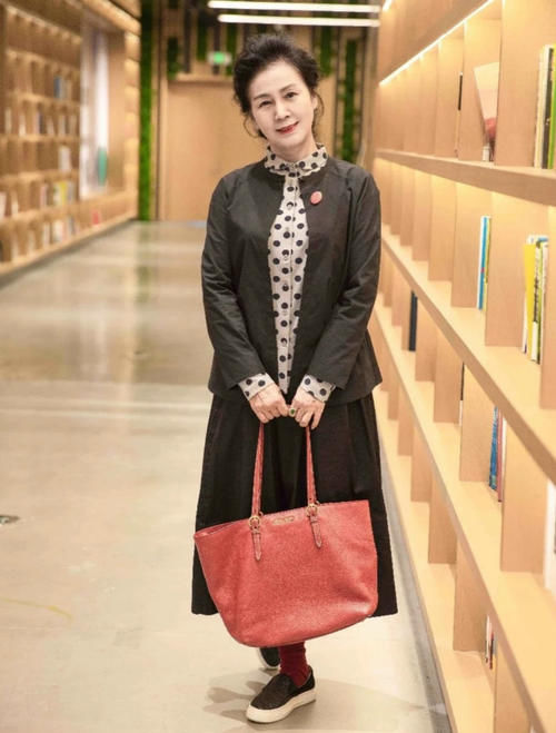 40＋的女人想摆脱老气，要学会“穿衣有度”：一不扮嫩，二需得体