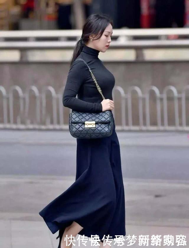 “阔腿裤”过时了,如今流行“裙装裤”,这样穿时髦又接地气!
