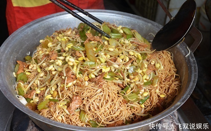 亲戚请吃饭，只招待1碗面，大家都嫌他小气，半小时后集体停不了