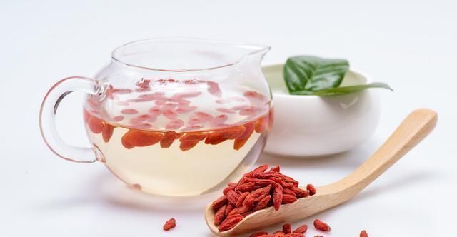 睡眠质量|枸杞泡水方法不对，喝再多也没用，这才是正确方法，早知道早受益