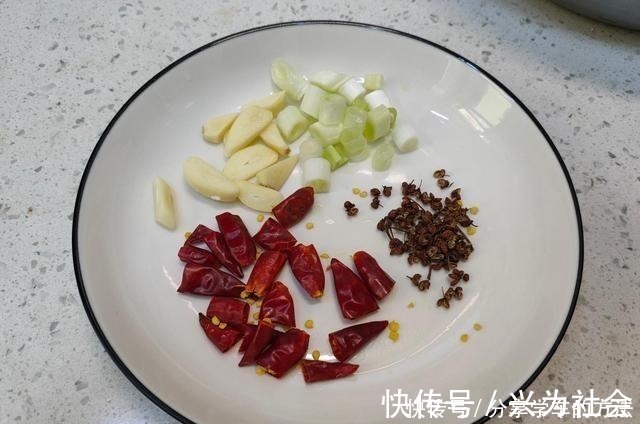 炒豆芽不焯水,也不直接下锅炒,大厨这样做,脆爽入味不出水