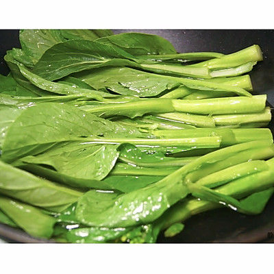 只需3分钟，就可以做出颜色翠绿，口感清甜的蒜香菜心