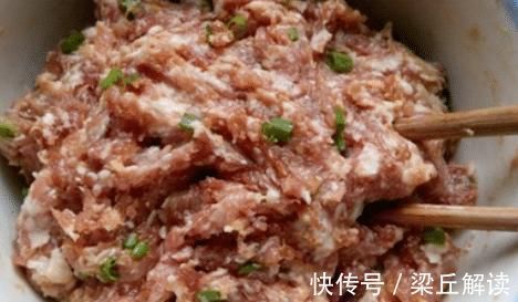 拌饺子馅,这2味料最不该放,多数人习惯放,馅料发酸,腥味大