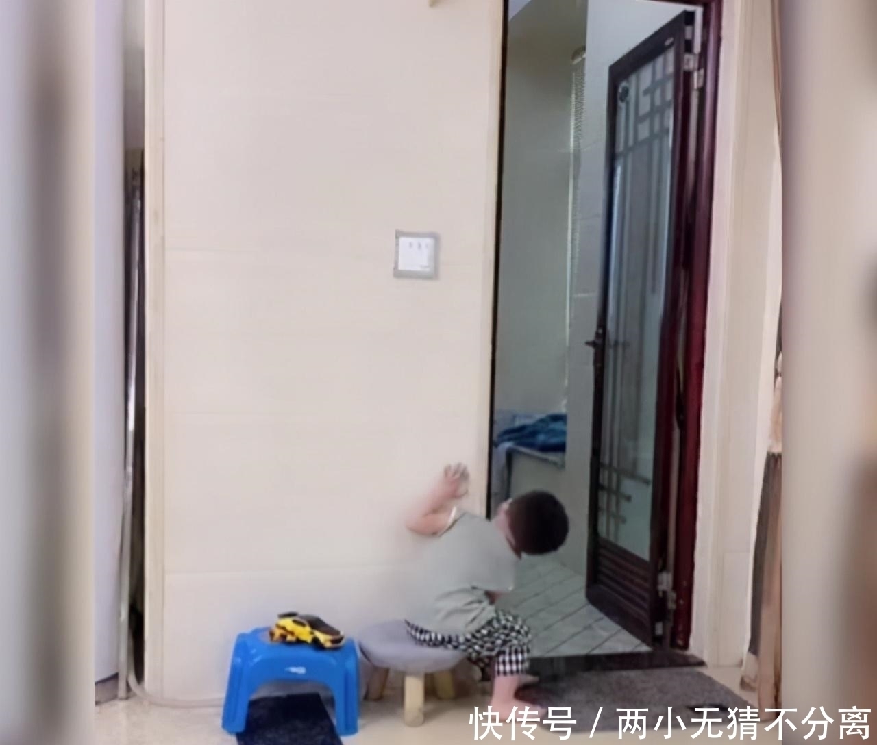 弟弟“伺候”姐姐走红,姐姐刚洗完澡就递毛巾,网友:最卑微二胎