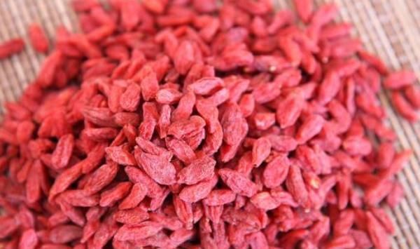 枸杞子|每天睡前吃几粒枸杞,坚持一个月后,除了降压降糖,还有3大好处