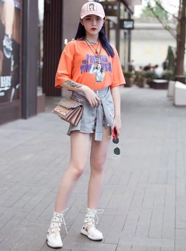 十足|街拍:小美女身穿牛仔短裤配T恤,脚下一双白色运动鞋,休闲味道十足