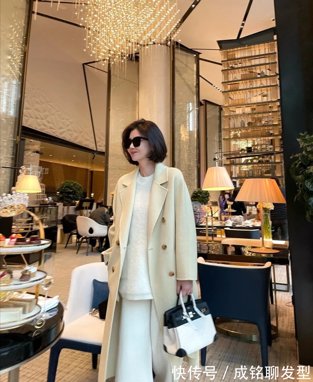 白色 四五十岁女人少穿打底裤,试试百搭的“豆腐裤”,时尚大气又减龄