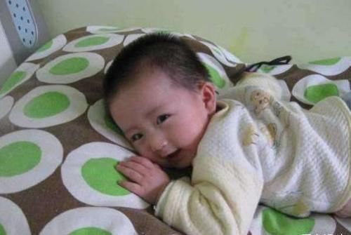 肉肉|两岁宝宝偷偷摆弄“小肚腩”,被妈妈发现后,瞬间变脸表情超萌