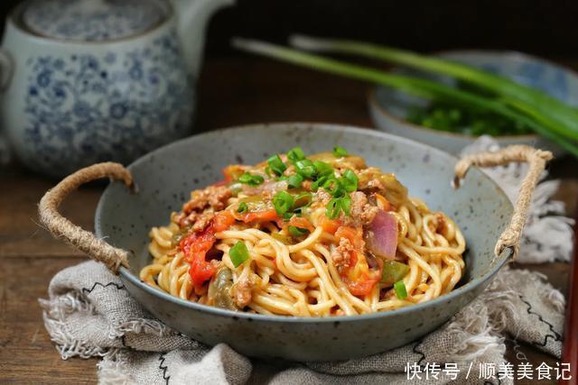  面条|茄子和面条才是绝配，饭菜一锅出，爽滑筋道又入味，不吃撑不罢休