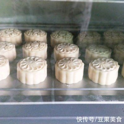 月饼|简单快手又下饭的豆沙馅广式月饼，吃起来那叫一个香