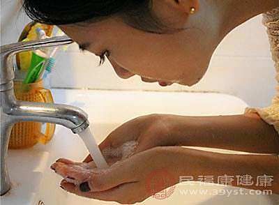 脂肪粒怎么办频繁换眼霜不如用这一招